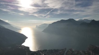 Riva del Garda, Lago di Garda, İtalya. Riva del Garda 'nın güzel hava manzarası - İtalya' da Garda Gölü yakınlarındaki evler ve villalar, 4k görüntü