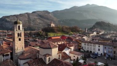 Riva del Garda, Lago di Garda, İtalya. Riva del Garda 'nın güzel hava manzarası - İtalya' da Garda Gölü yakınlarındaki evler ve villalar, 4k görüntü