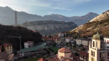 Riva del Garda, Lago di Garda, İtalya. Riva del Garda 'nın güzel hava manzarası - İtalya' da Garda Gölü yakınlarındaki evler ve villalar, 4k görüntü