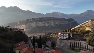 Riva del Garda, Lago di Garda, İtalya. Riva del Garda 'nın güzel hava manzarası - İtalya' da Garda Gölü yakınlarındaki evler ve villalar, 4k görüntü