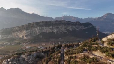 Riva del Garda, Lago di Garda, İtalya. Riva del Garda 'nın güzel hava manzarası - İtalya' da Garda Gölü yakınlarındaki evler ve villalar, 4k görüntü