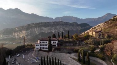 Riva del Garda, Lago di Garda, İtalya. Riva del Garda 'nın güzel hava manzarası - İtalya' da Garda Gölü yakınlarındaki evler ve villalar, 4k görüntü