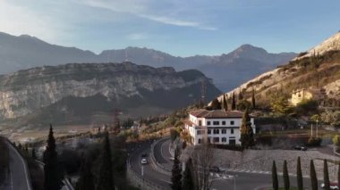 Riva del Garda, Lago di Garda, İtalya. Riva del Garda 'nın güzel hava manzarası - İtalya' da Garda Gölü yakınlarındaki evler ve villalar, 4k görüntü