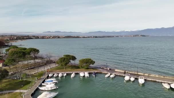 加尔达湖 从空中俯瞰锡尔敏 意大利4K镜头 高质量的4K镜头 — 图库视频影像