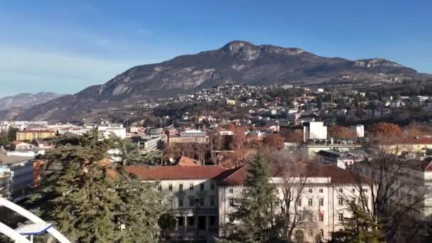 Talya Nın Kuzeyindeki Trento Şehrinde Dönme Dolap Hava Görüntüsü Yüksek — Stok video