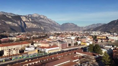 İtalya 'nın kuzeyinde bir şehir, hava manzaralı. Bir İHA 'dan ateş etmek. Yüksek kalite 4k görüntü