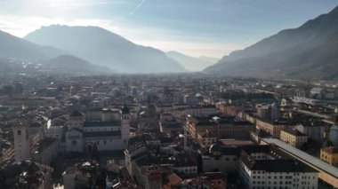 İtalya 'nın kuzeyinde bir şehir, hava manzaralı. Bir İHA 'dan ateş etmek. Yüksek kalite 4k görüntü