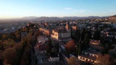Granada, İspanya: Ünlü Alhambra kalesiyle Granada 'nın eski kasabasının insansız hava aracı görüntüleri. Endülüs İspanya 'nın güneyinde, öğleden sonra. 4k
