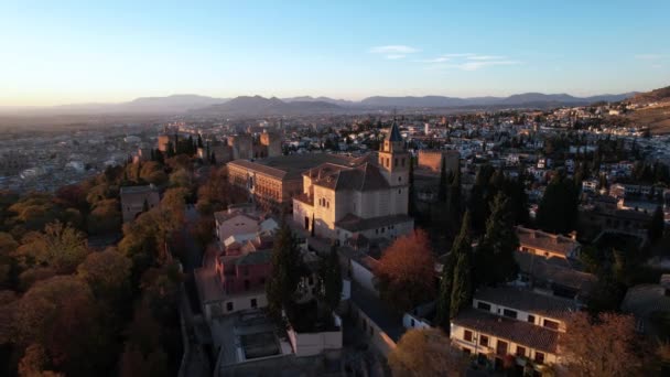 西班牙格拉纳达 Granada 格拉纳达老城的无人驾驶飞机镜头 有著名的阿罕布拉城堡 下午晚些时候在西班牙南部的安达卢西亚4K — 图库视频影像