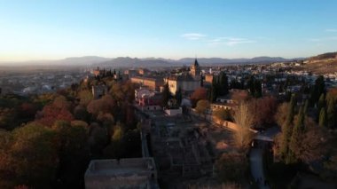 Granada, İspanya: Ünlü Alhambra kalesiyle Granada 'nın eski kasabasının insansız hava aracı görüntüleri. Endülüs İspanya 'nın güneyinde, öğleden sonra. 4k