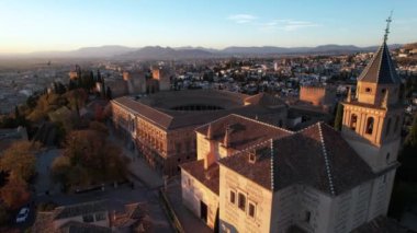 Granada, İspanya: Ünlü Alhambra kalesiyle Granada 'nın eski kasabasının insansız hava aracı görüntüleri. Endülüs İspanya 'nın güneyinde, öğleden sonra. 4k
