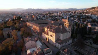 Granada, İspanya: Ünlü Alhambra kalesiyle Granada 'nın eski kasabasının insansız hava aracı görüntüleri. Endülüs İspanya 'nın güneyinde, öğleden sonra. 4k