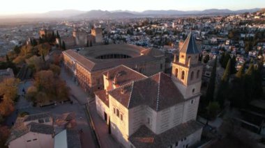 Granada, İspanya: Ünlü Alhambra kalesiyle Granada 'nın eski kasabasının insansız hava aracı görüntüleri. Endülüs İspanya 'nın güneyinde, öğleden sonra. 4k