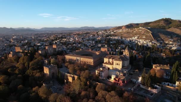 西班牙格拉纳达 Granada 格拉纳达老城的无人驾驶飞机镜头 有著名的阿罕布拉城堡 下午晚些时候在西班牙南部的安达卢西亚4K — 图库视频影像