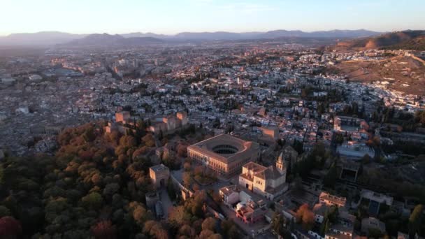 スペインのグラナダ 有名なアルハンブラの要塞を持つグラナダの古い町の航空無人機の映像 午後遅くスペイン南部のアンダルシア 4Kについて — ストック動画