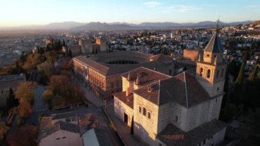 Granada, İspanya: Ünlü Alhambra kalesiyle Granada 'nın eski kasabasının insansız hava aracı görüntüleri. Endülüs İspanya 'nın güneyinde, öğleden sonra. 4k