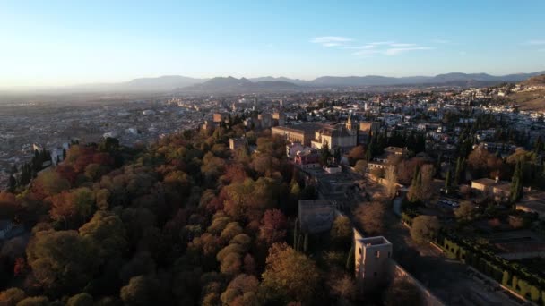 スペインのグラナダ 有名なアルハンブラの要塞を持つグラナダの古い町の航空無人機の映像 午後遅くスペイン南部のアンダルシア 4Kについて — ストック動画