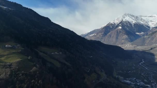 Letecký Pohled Údolí Zasněžené Vesnice Podzimní Les Dolomity Itálie Vysoce — Stock video