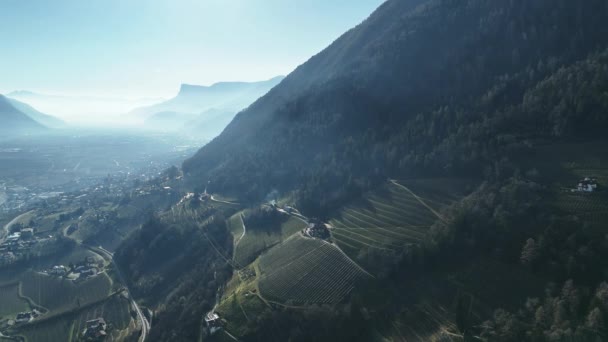 Légi Drón Kilátás Völgy Havas Falvak Őszi Erdő Dolomitok Hegyek — Stock videók