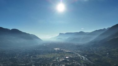 Vadi, karlı köyler, sonbahar ormanı, Dolomitler, İtalya. Yüksek kalite 4k görüntü