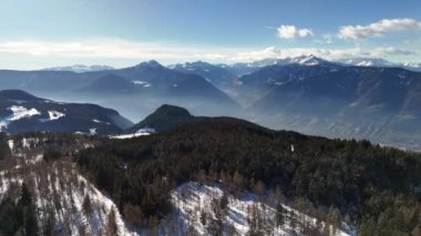 Vadi, karlı köyler, sonbahar ormanı, Dolomitler, İtalya. Yüksek kalite 4k görüntü