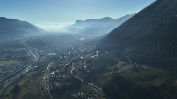 Uitzicht Drone Vanuit Lucht Vallei Besneeuwde Dorpen Herfstbos Dolomieten Bergen — Stockvideo