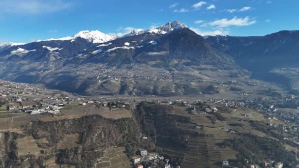 Vista Aérea Drones Del Valle Pueblos Nevados Bosque Otoñal Montañas — Vídeos de Stock
