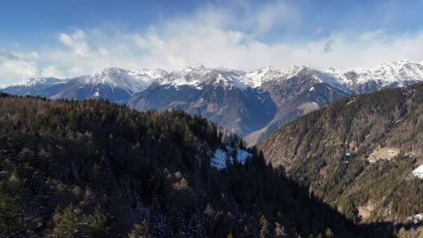 Letecký Pohled Údolí Zasněžené Vesnice Podzimní Les Dolomity Itálie Vysoce — Stock video