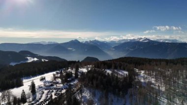 Vadi, karlı köyler, sonbahar ormanı, Dolomitler, İtalya. Yüksek kalite 4k görüntü