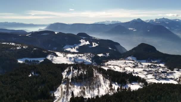 Uitzicht Drone Vanuit Lucht Vallei Besneeuwde Dorpen Herfstbos Dolomieten Bergen — Stockvideo