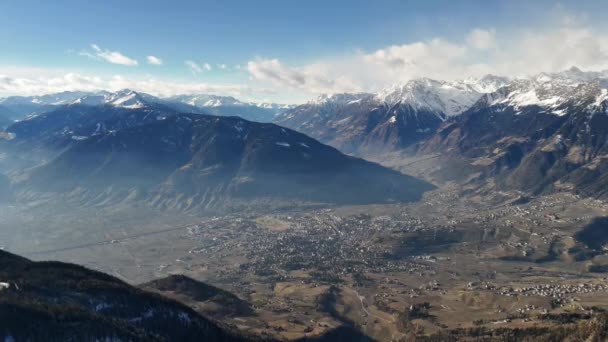 Vista Aérea Drone Vale Aldeias Nevadas Floresta Outono Dolomites Montanhas — Vídeo de Stock