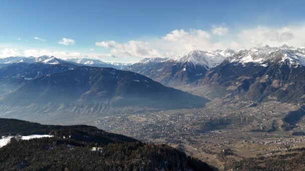 Vista Aérea Drone Vale Aldeias Nevadas Floresta Outono Dolomites Montanhas — Vídeo de Stock