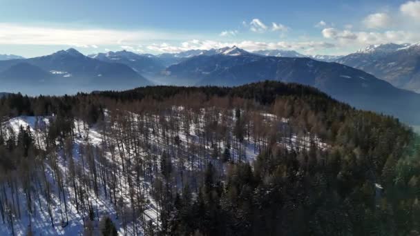 Αεροφωτογραφία Drone Της Κοιλάδας Χιονισμένα Χωριά Φθινόπωρο Δάσος Δολομίτες Βουνά — Αρχείο Βίντεο