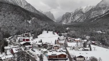 Vadi, karlı köyler, sonbahar ormanı, Dolomitler, İtalya. Yüksek kalite 4k görüntü