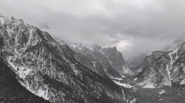 Vadi, karlı köyler, sonbahar ormanı, Dolomitler, İtalya. Yüksek kalite 4k görüntü