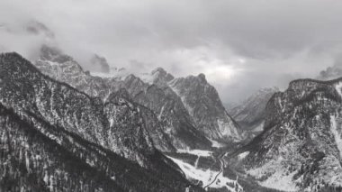 Vadi, karlı köyler, sonbahar ormanı, Dolomitler, İtalya. Yüksek kalite 4k görüntü