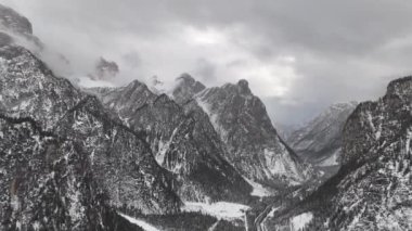 Vadi, karlı köyler, sonbahar ormanı, Dolomitler, İtalya. Yüksek kalite 4k görüntü