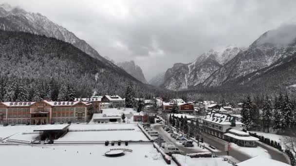 Flygdrönare Utsikt Över Dalen Snöiga Byar Höstskog Dolomiterna Berg Italien — Stockvideo
