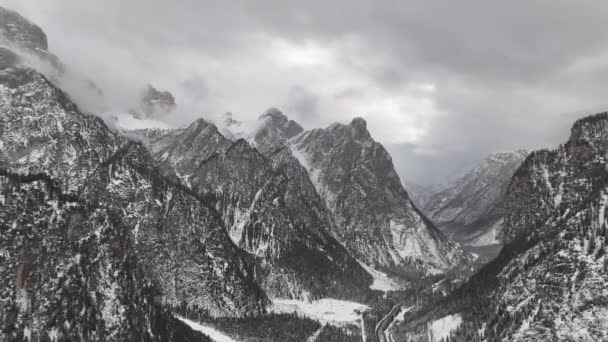 Veduta Aerea Drone Della Valle Villaggi Innevati Foresta Autunnale Dolomiti — Video Stock