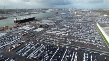 Zeebrugge limanında yeni arabalar için park etmek. Otomobil ve otomotiv endüstrisi lojistik küresel taşımacılık