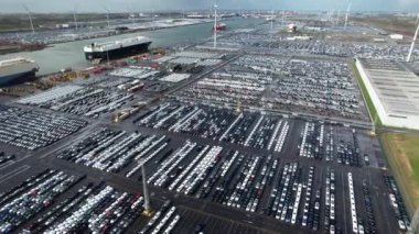 Zeebrugge limanında yeni arabalar için park etmek. Otomobil ve otomotiv endüstrisi lojistik küresel taşımacılık