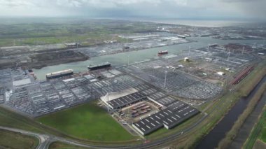 Zeebrugge limanında yeni arabalar için park etmek. Otomobil ve otomotiv endüstrisi lojistik küresel taşımacılık