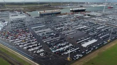 Zeebrugge limanında yeni arabalar için park etmek. Otomobil ve otomotiv endüstrisi lojistik küresel taşımacılık