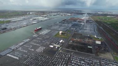 Zeebrugge limanında yeni arabalar için park etmek. Otomobil ve otomotiv endüstrisi lojistik küresel taşımacılık