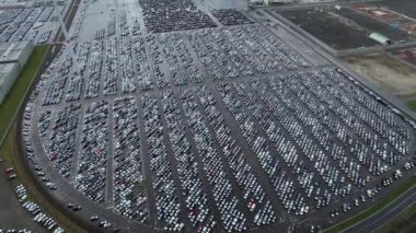 Zeebrugge limanında yeni arabalar için park etmek. Otomobil ve otomotiv endüstrisi lojistik küresel taşımacılık