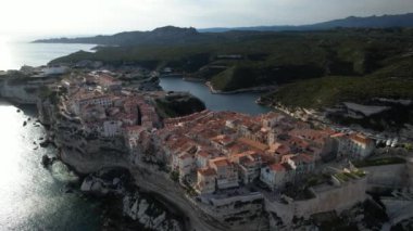 Bonifacio eski kasaba, Korsika, Fransa. Bonifacio, Korsika adasının havadan görünüşü. Akdeniz 'de. Yüksek kalite 4k görüntü.