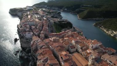 Bonifacio eski kasaba, Korsika, Fransa. Bonifacio, Korsika adasının havadan görünüşü. Akdeniz 'de. Yüksek kalite 4k görüntü.