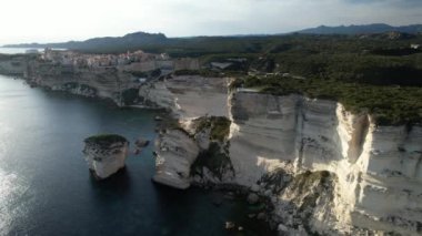 Bonifacio eski kasaba, Korsika, Fransa. Bonifacio, Korsika adasının havadan görünüşü. Akdeniz 'de. Yüksek kalite 4k görüntü.