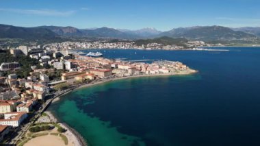 Fransa, Corse, Ajaccio, Margonajo rıhtımından Tino Rossi limanına ve Miollis kalesine geniş insansız hava aracı manzarası. Yüksek kalite 4k görüntü