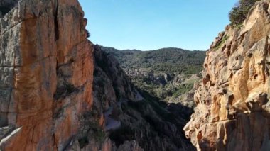 Gün batımında Piana Çorak Toprakları 'ndaki Calanques' in havadan görünüşü. İnsansız hava aracı Akdeniz 'de kalıtımsal olarak görülüyor. Yüksek kalite 4k görüntü